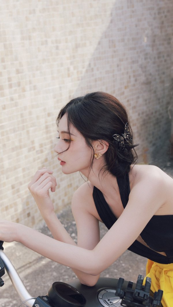 正好配资 娱乐圈劳模李一桐