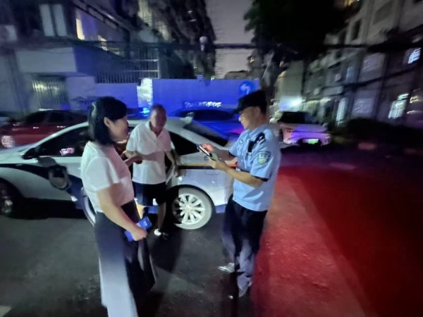 顺应网 暖心！八旬老人高温夜迷路，静安民警买水护送平安归家