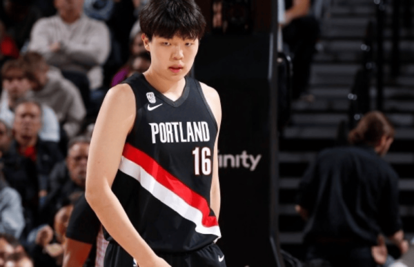 鹰眼策略 媒体人: 开拓者目前打法不利于杨瀚森持球策应技术的发挥